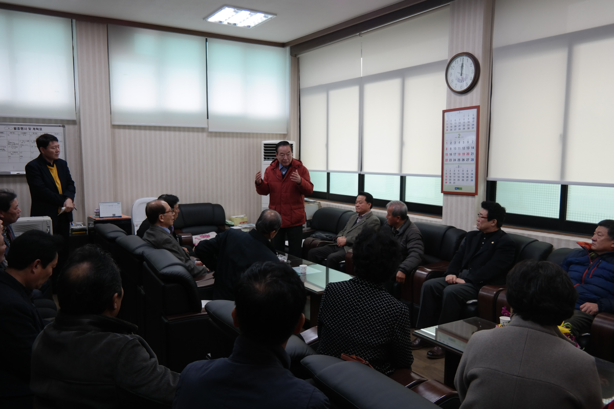 scw0403's tweet photo. 설명절을 맞아 송산면 사강시장을 찾아 지역주민들과 간담회를 가지고 인근 상가 및 파출소 등을 돌며 지역현안사항과 발전방안등을 논의하였습니다. http://t.co/SzVqoCl9NV