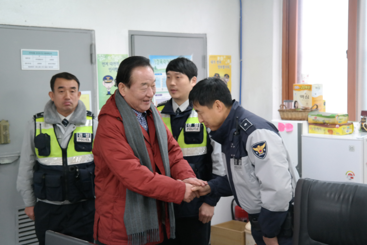 설명절을 맞아 송산면 사강시장을 찾아 지역주민들과 간담회를 가지고 인근 상가 및 파출소 등을 돌며 지역현안사항과 발전방안등을 논의하였습니다.