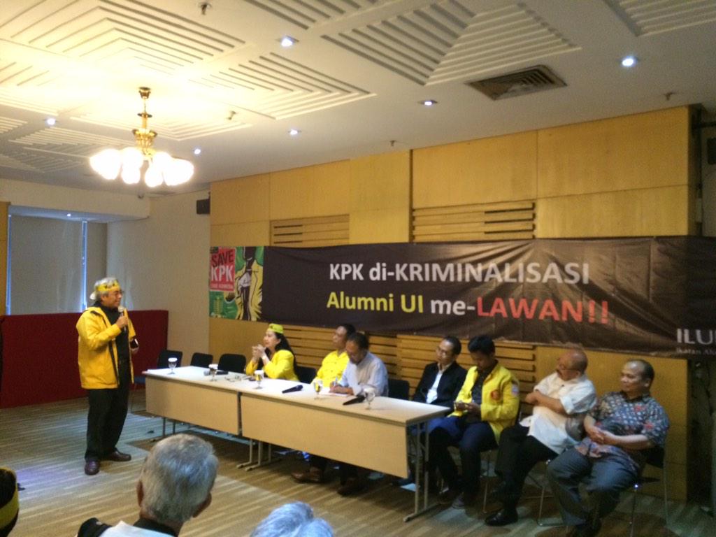 KPK_RI's tweet photo. Puluhan alumni UI,ITB dan UNPAD beramai ramai datangi gd KPK untuk sampaikan dukungan langsung kpd KPK (18/2) http://t.co/TSSsJsbkxI
