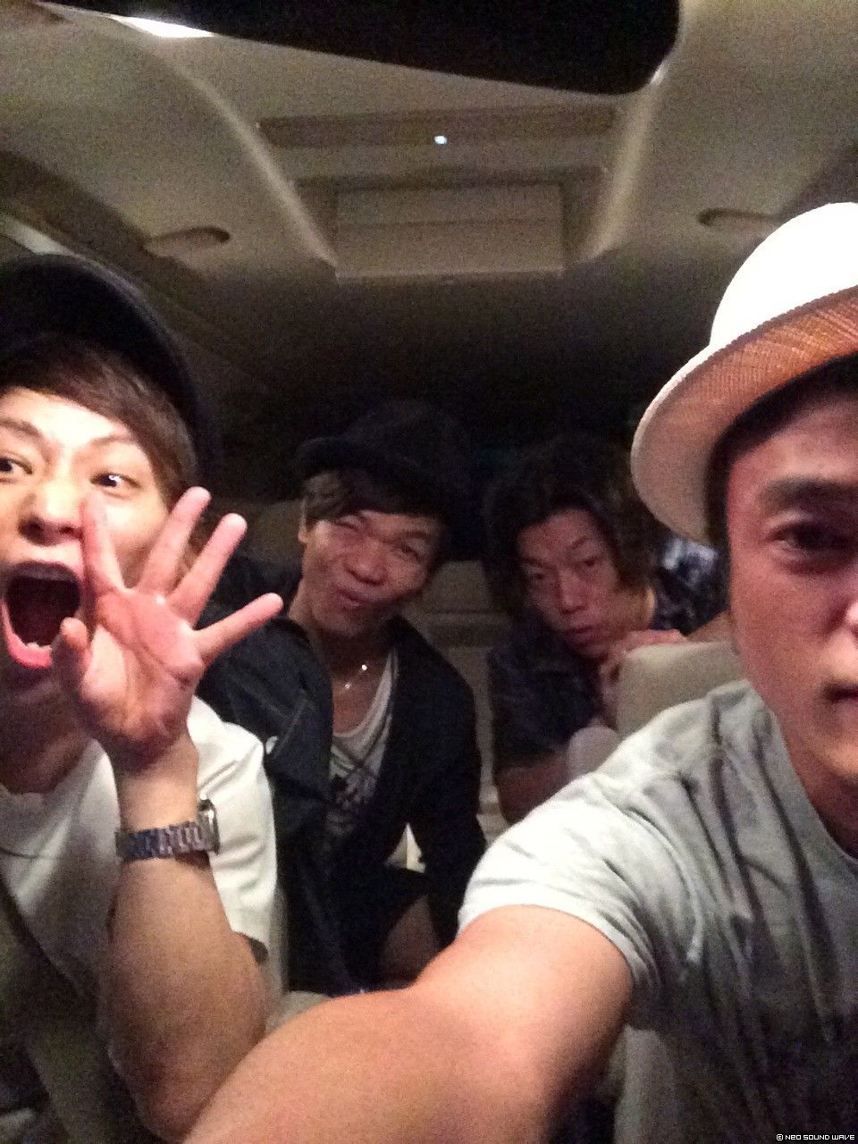 Uverworld 画 スティーブンタイラーがよくするポーズをtakuya が真似た Uverworld好きな人rt 拡散希望 T Co G7jejxz7th