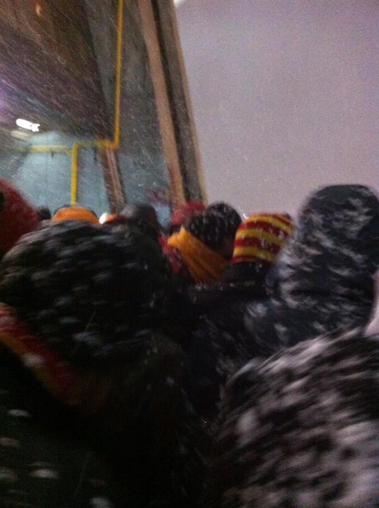 Juventus'u yine böyle karlı bir günde evine boynu bükük gönderen takımın fedakar taraftarı grurla evine dönüyordu.