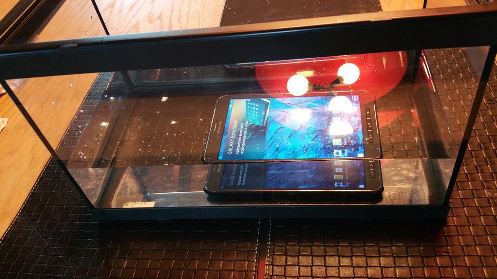 borch90's tweet image. Presentamos Samsung #TabActive , una tableta para el mercado profesional que funciona debajo del agua!