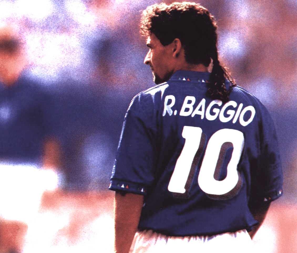 Happy 48th birthday to the greatest Italian player to ever live...Roberto Baggio! 