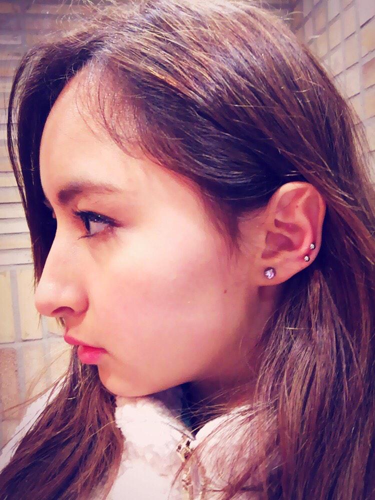 Julia この画像可愛すぎてピアス 開けたくなって開けちゃった 後からもう一つ開けると思うけど 耳たぶは赤ちゃんとき開けたから覚えてなくて初めてピアス開けるの怖かった 痛くないって聞いてたけど痛かったー 笑 Http T Co 23impg5yh3