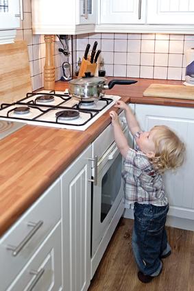WestMidsFire's tweet image. Do not leave cooking unattended and avoid children being alone in the kitchen when cooking on the hob #FireKills