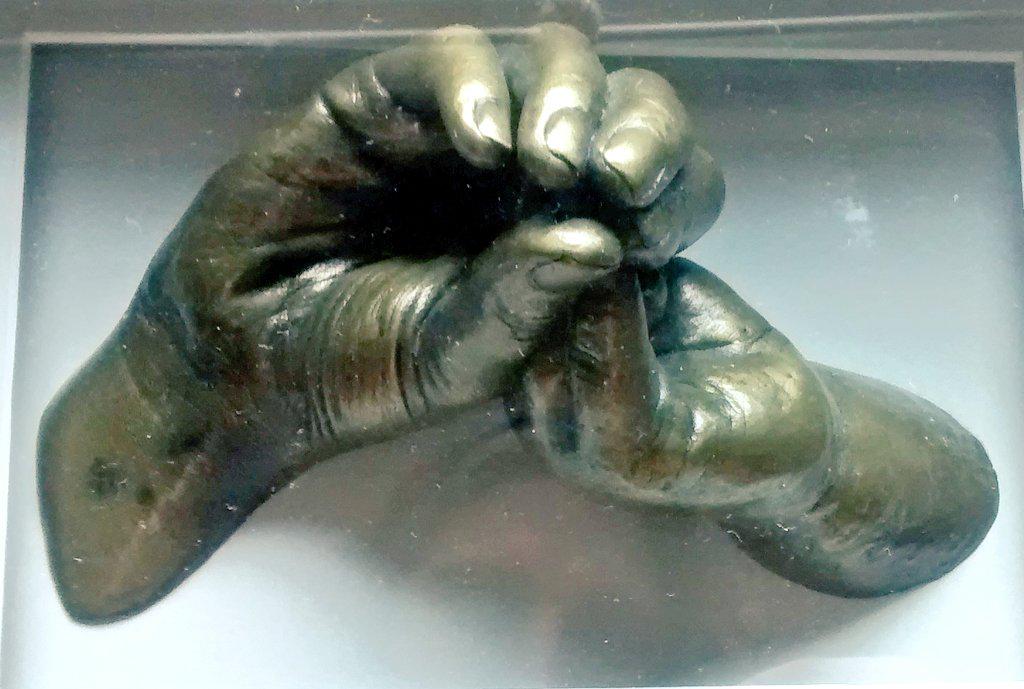 lifeMoulding's tweet photo. Lifemoulding sisters holding hands http://t.co/YyMORV9Nob