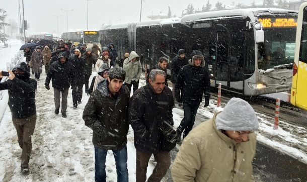 Haberturk's tweet photo. İstanbul'da kar esareti! 4 kilometrelik metrobüs trafiği oluştu, yolcular metrobüs itti http://t.co/G93GSaJpCD http://t.co/wy63tVimDf