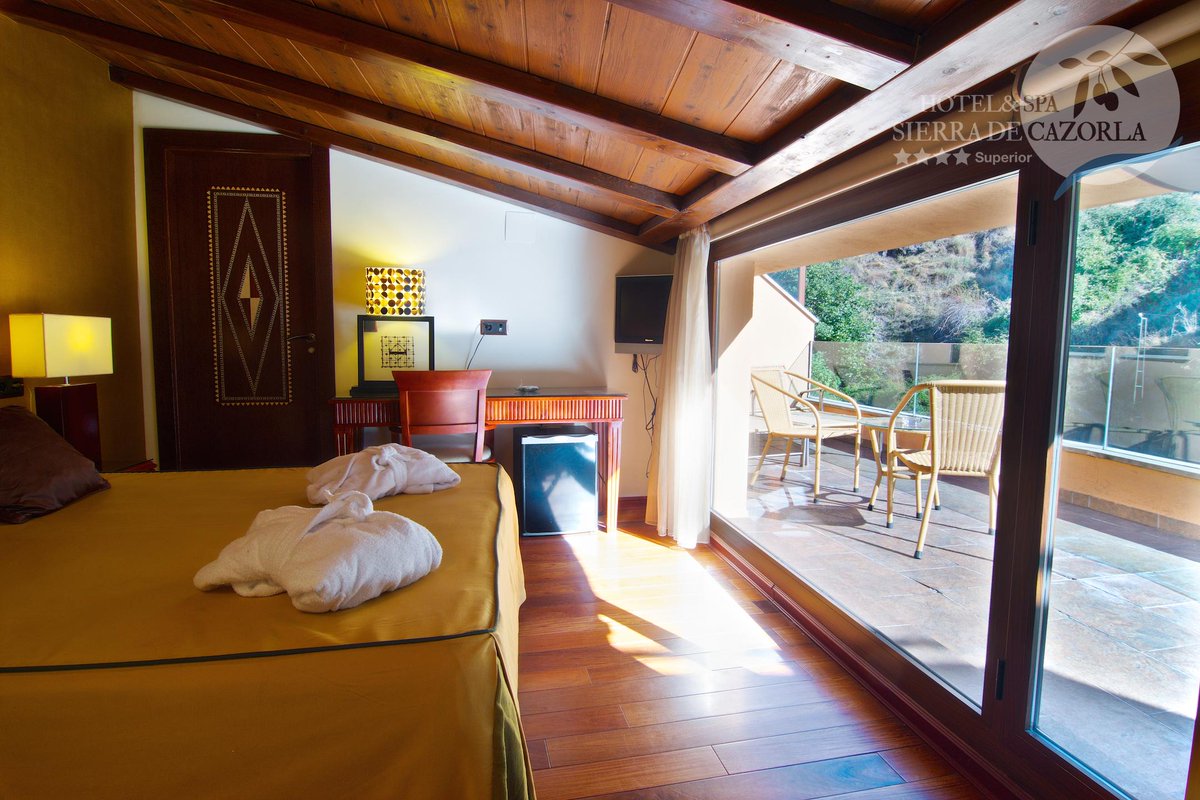 HotelSpa_SdC's tweet photo. #relax en Habitación especial abuhardillada + terraza + bañera y columna hidromasaje :-D #hotel #spa #sierradecazorla http://t.co/Lwv3BM6g0M