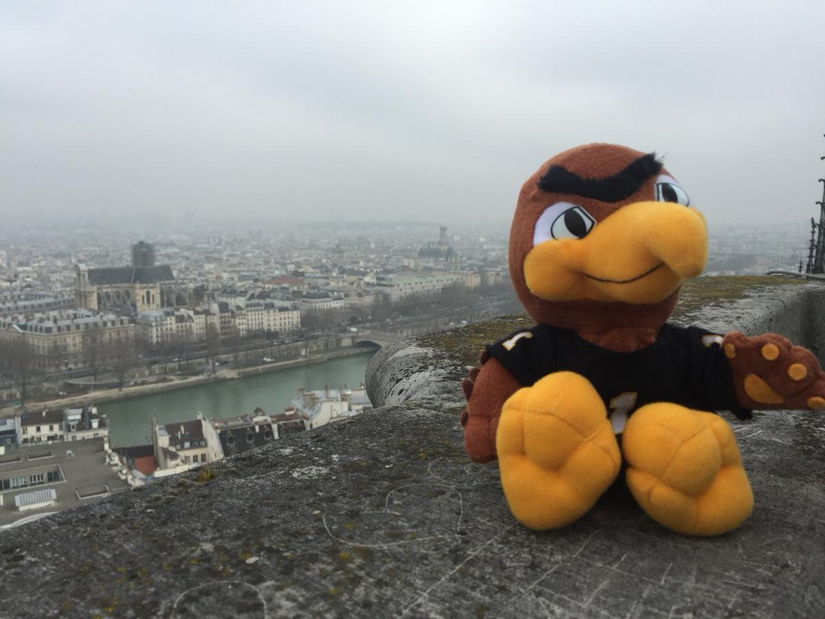 David_R_Davies's tweet image. Seymour and @SouthernMiss students on the @ChateauProgram are having a soaring good time in Paris! #SMTTT
