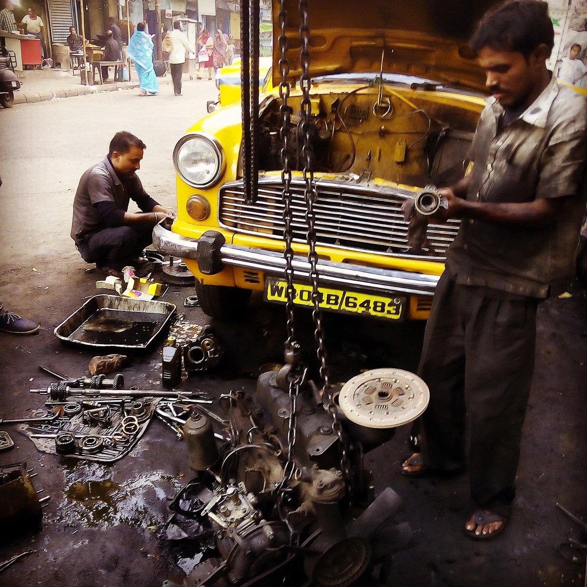 Complete gearbox strip down and repair on the street behind our office. #kolkata #jugaad http://t.co/jmrJstzOzI