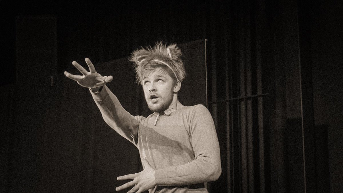 "<a href="/KrodersLV/">Kroders.lv</a>: Būs skatāma LKA diplomdarba izrāde „Trīs stāsti” <a href="/ZirguPasts/">Zirgu Pasts</a> - kroders.lv/highlight/801 "