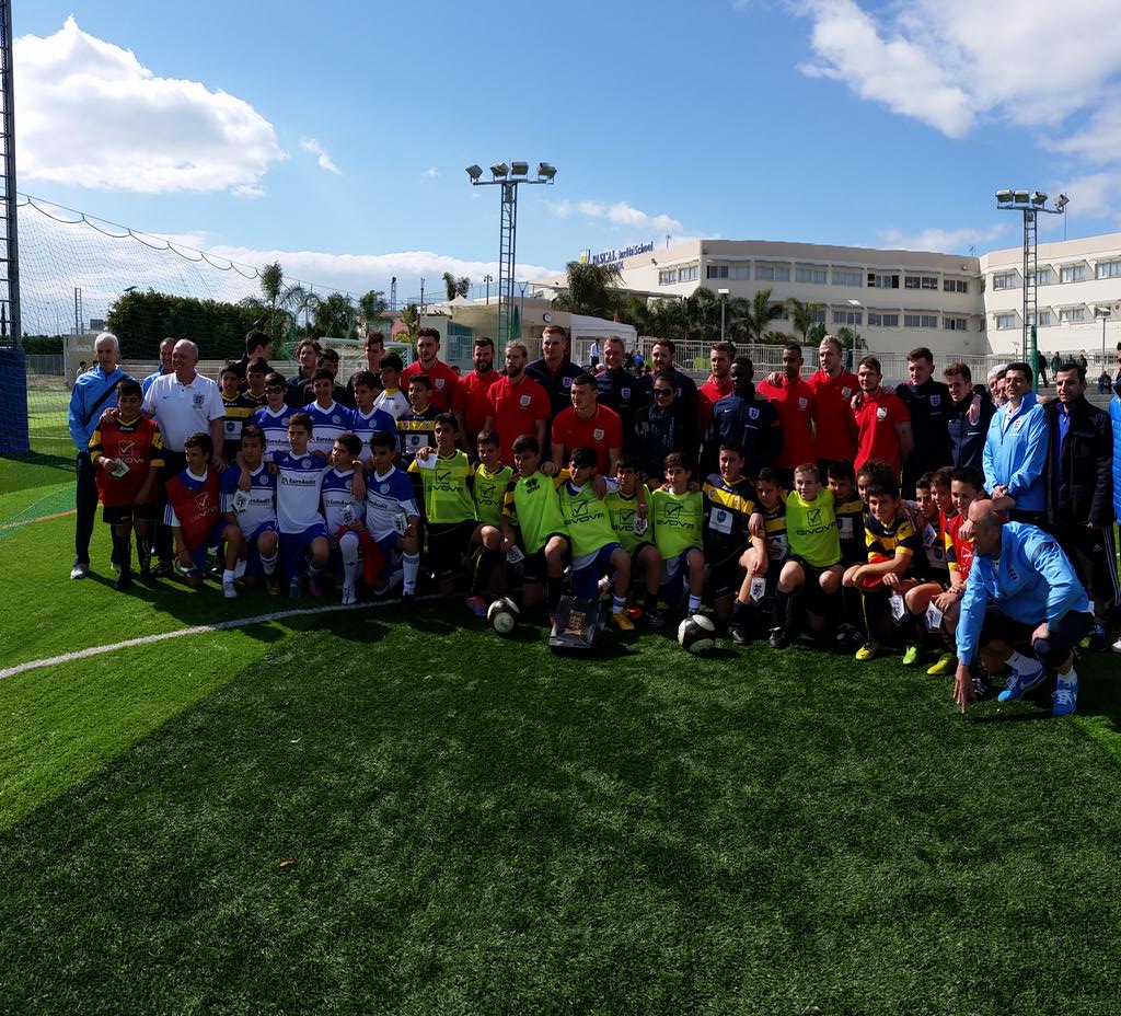 MattBadcock_NLP's tweet photo. Team have been to a local school this morning for a Q&amp;A before a small tournament....and some autographs!! #EnglandC http://t.co/TMy1Vuy0Ug
