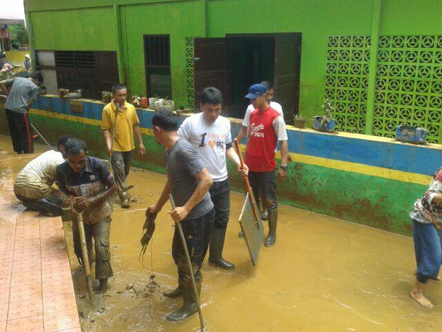 Relawan RZ Jayapura &amp; Warga bantu bersihkan Lumpur di TK IT &amp; Mesjid d daerah Entrop Jayapura, Papua, akibat banjir.