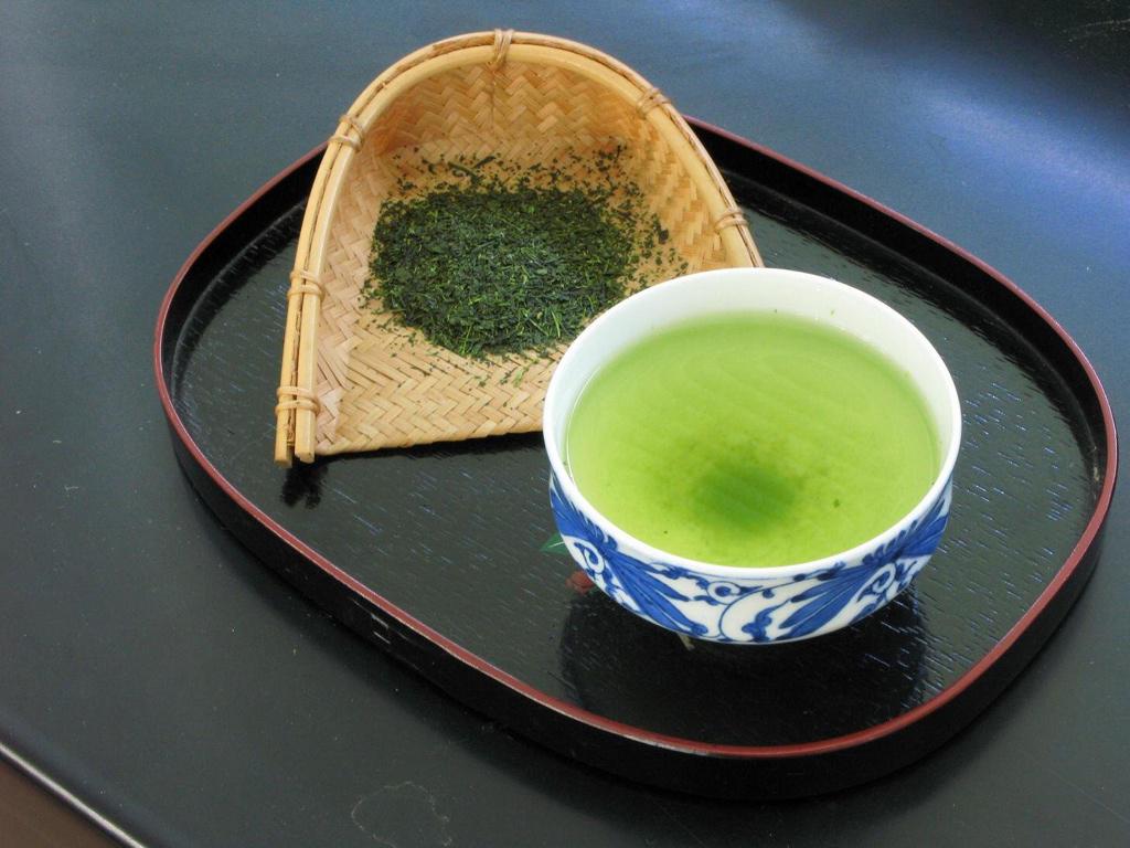 緑茶
チャノキの葉から作った茶のうち、摘み取った茶葉を加熱処理して発酵を妨げた物
もしくはそれに湯を注ぎ、成分を抽出した飲料のこと
海外では蜂蜜や砂糖、レモン果汁等を入れて飲まれる事がある
amzn.to/1Jpp5gV