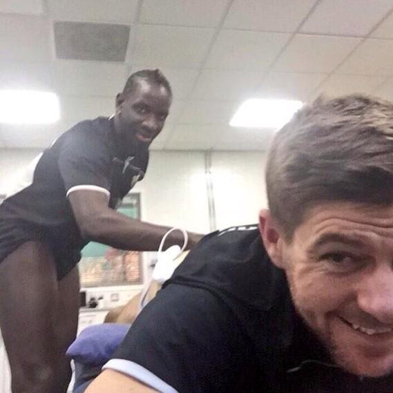 FormuleFoot's tweet image. A défaut de gagner des titres, Sakho est proche de conclure avec Steven Gerrard.