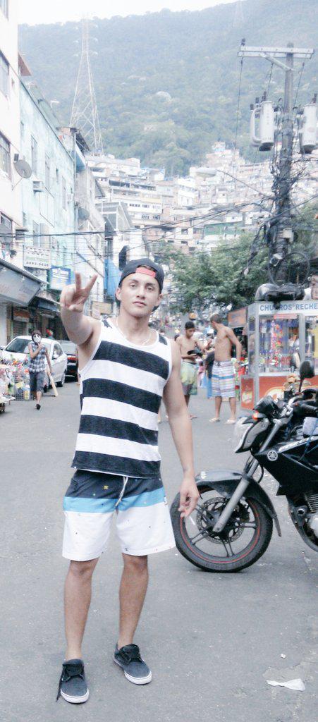 AlexLobosMz's tweet photo. #Rocinha #Fabela #MaisGrandeDoMundo #RiodeJaneiro #Brasil http://t.co/4j0ChdH0nF