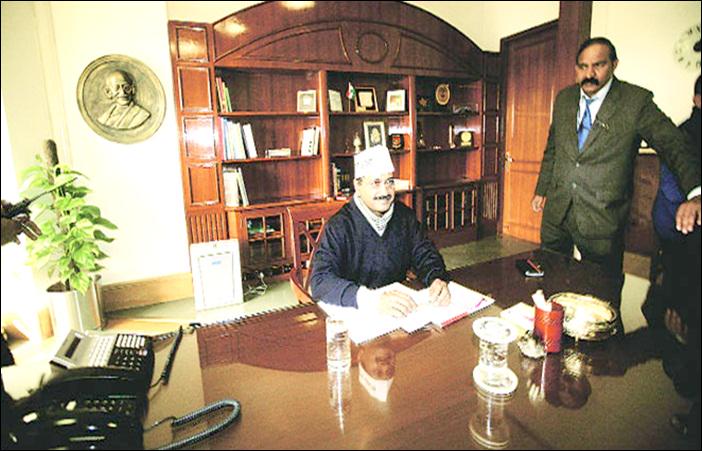 news24tvchannel's tweet photo. मीडिया एंट्री पर गुरुवार को फैसला लेगी केजरीवाल सरकार - http://t.co/ICv5L5eODX #KejriwalGovt #MediaEntry http://t.co/aNIkVwv2i6