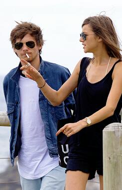 WildestVogue's tweet photo. หลายครั้งเวลา Elounor อยู่ด้วยกัน
Louis จะมีบุหรี่ (ที่ไม่ได้จุด)
เขาปกป้องเธอจากสื่อเพราะนิตยสารห้ามลงรูปที่มีบุหรี่ http://t.co/kS7oOMXBG6