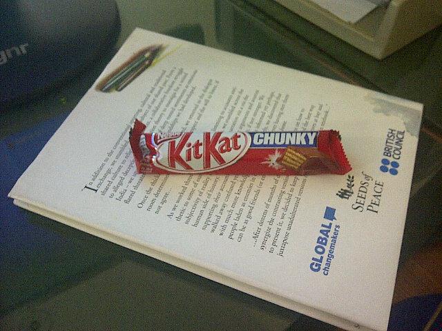 KiranW_'s tweet image. Aisa koi depression nahi jo chocolate ya kitaab duur na kar sakay... #RandomTips