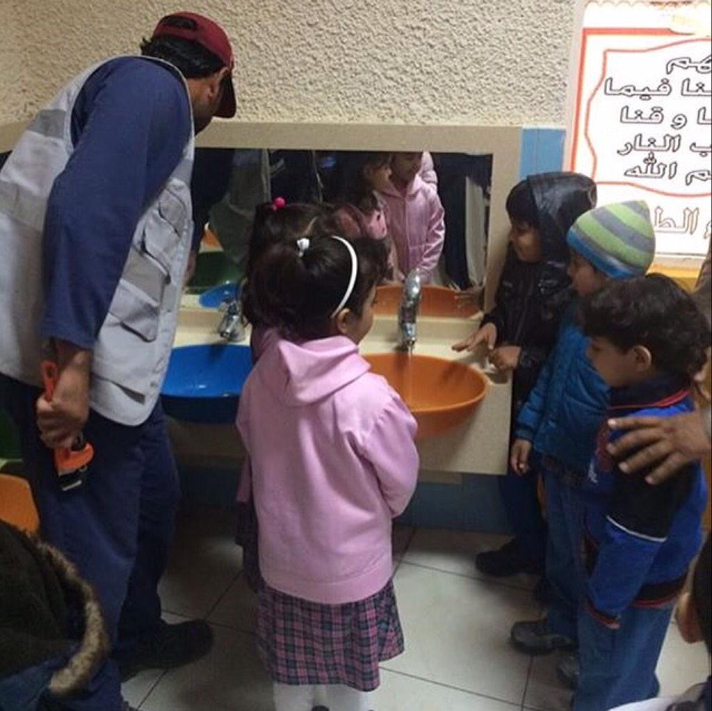 FEWA_Conserves's tweet photo. قام فريق المنطقة الشرقية بتركيب المرشدات في مرافق روضة الانشراح بحضور الأطفال ليتفاعلوا مع حملة فيوا الوطنية. #فيوا http://t.co/G9aYXKVrUJ