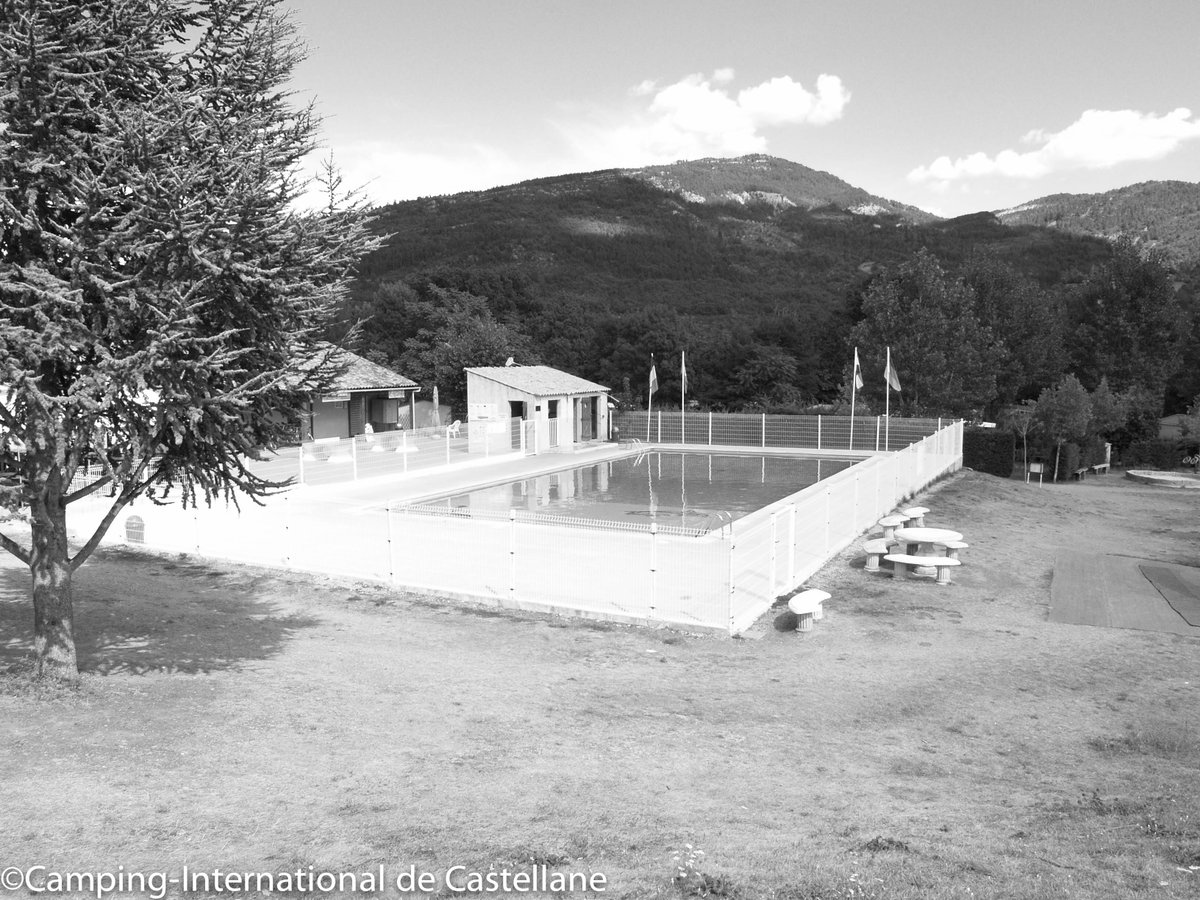 campinginter's tweet image. Piscine en noir et blanc, yves Alquati résident de Camping International Castellane"yves-alquati-noiretblanc-piscine"