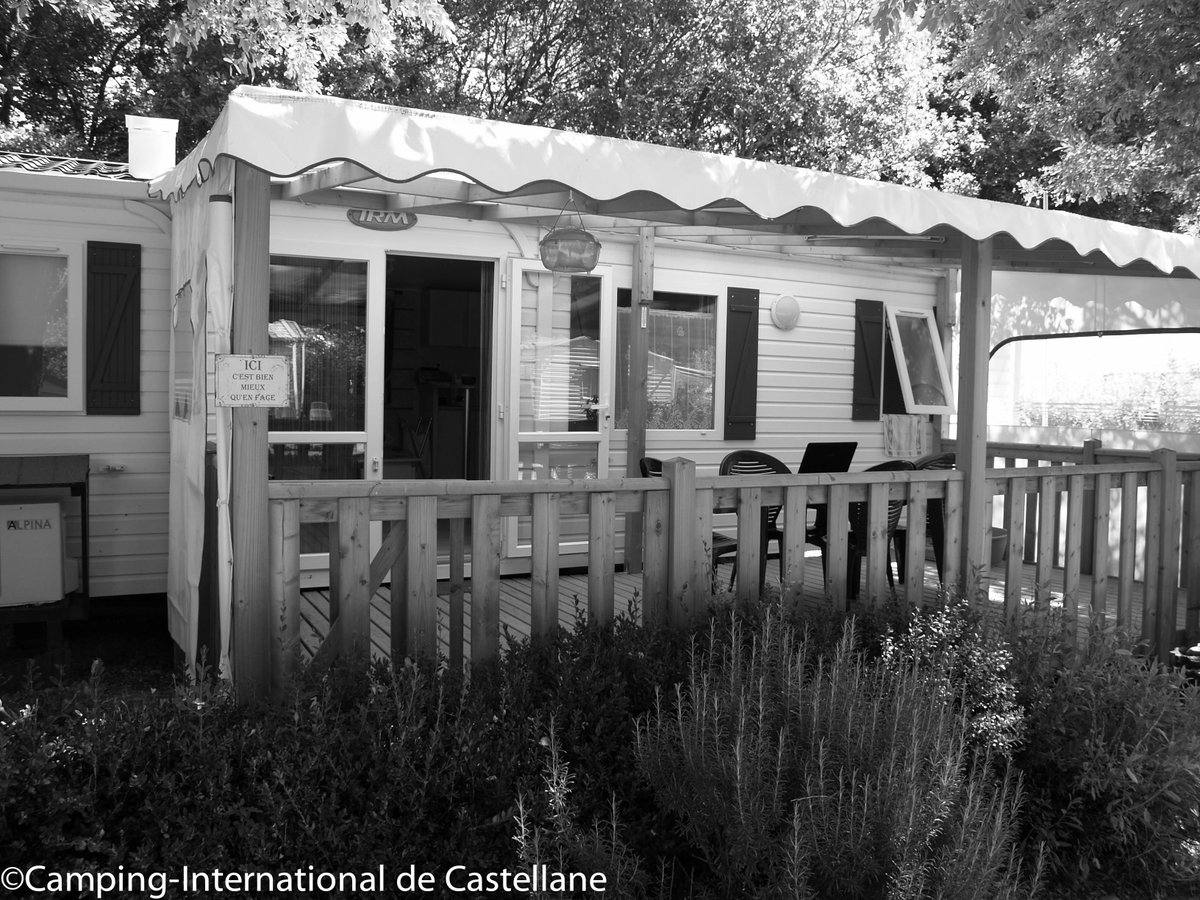 campinginter's tweet image. Piscine en noir et blanc, yves Alquati résident de Camping International Castellane"yves-alquati-noiretblanc-piscine"