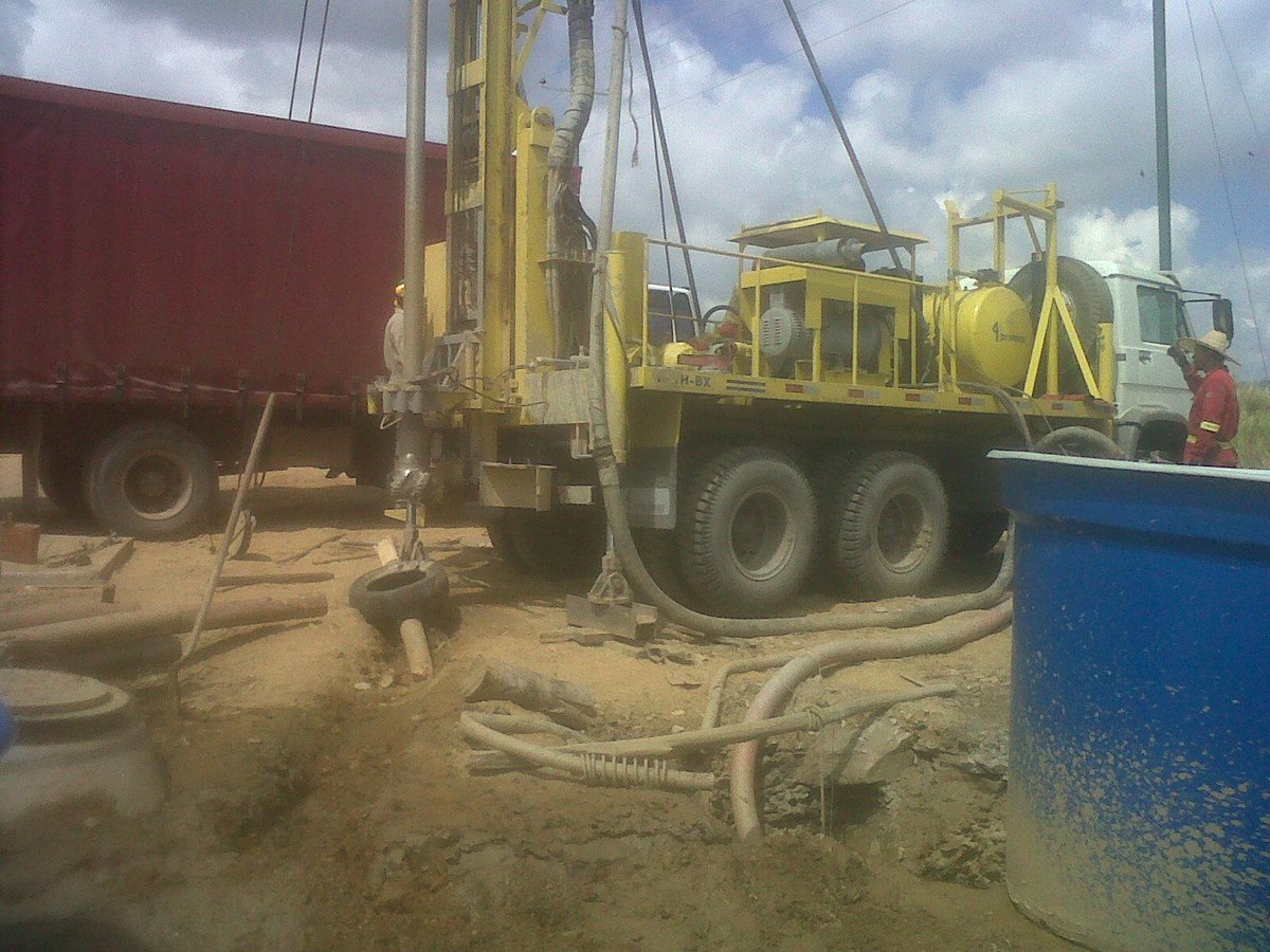 fondasmaquina's tweet photo. La Revolución trabajando y apoyando para la realización del Pozo de Rosa ubicado en el Estado Miranda http://t.co/Lb5TP8wvpm