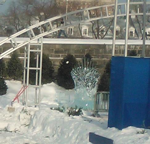 Gillossen's tweet photo. Pris de loin car le festival est maintenant fini, mais le Trône de Fer en glace de Québec était toujours là hier. ;-) http://t.co/eq6d96bZvd