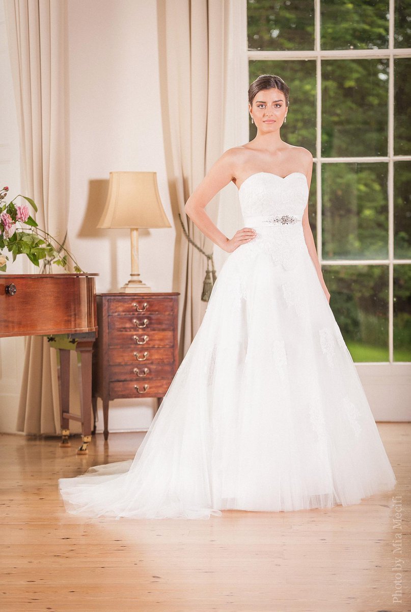 MiaRassl's tweet photo. In the Mood for a Wedding Gown Today! #weddingwednesday #weddinghour #bridehour #bridestobe #weddingdress #wedding http://t.co/4qH4AhbB48