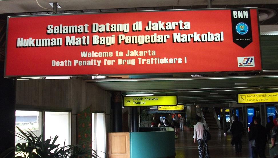 Indonesia applies death penalty. You have been warned since in the airport. Indonesia applies death penalty. You have been warned since in the airport.