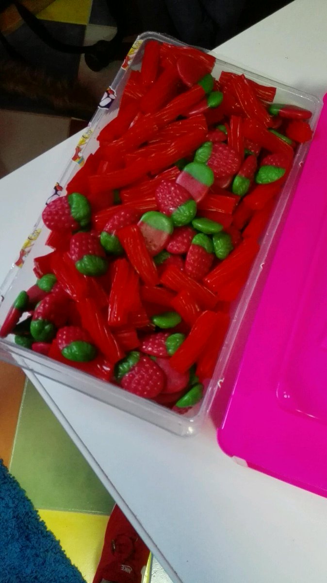 nereitam's tweet photo. Regalito de mi gordi, 2 kilitos de chuches y dos kilitos más gorda seguro 🐷🐮 http://t.co/5fKnrivomT