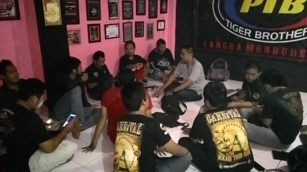 Selamat malaam...

Malam ini sedang berlangsung rapat pengurus dan penasehat untuk membahas beberapa hal dan agenda