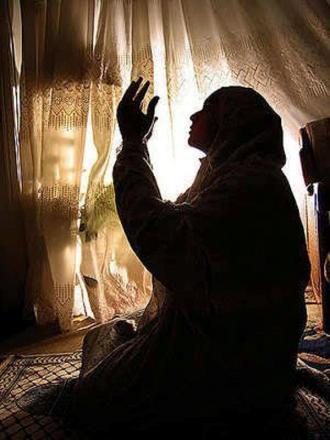 : " جميع من في المنزل يعيش معك ... إلا واحدة فهي تعيش لك . (أمك)" "