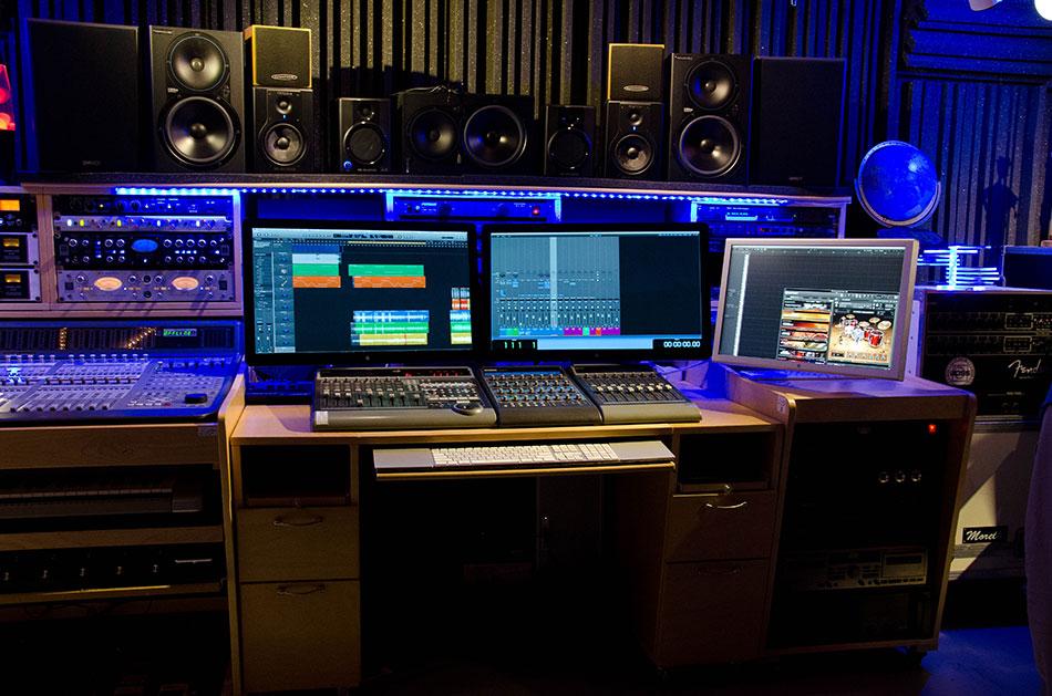 miLogicKeys's tweet image. mi Logic Keys at #work in the #recording #studio with #LogicProX