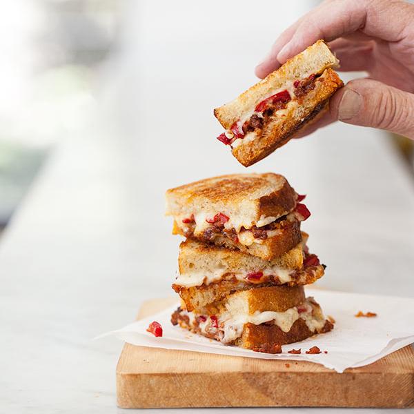 Este sandwich de chorizo #Farcedo desmenuzado con queso y pimientitos dulces nos está esperando. ¡A comer!