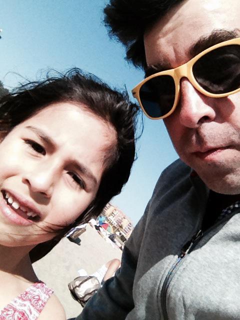 Fransu's tweet photo. Emilita y su selfie con @pedropiedra http://t.co/frsShHQfHd