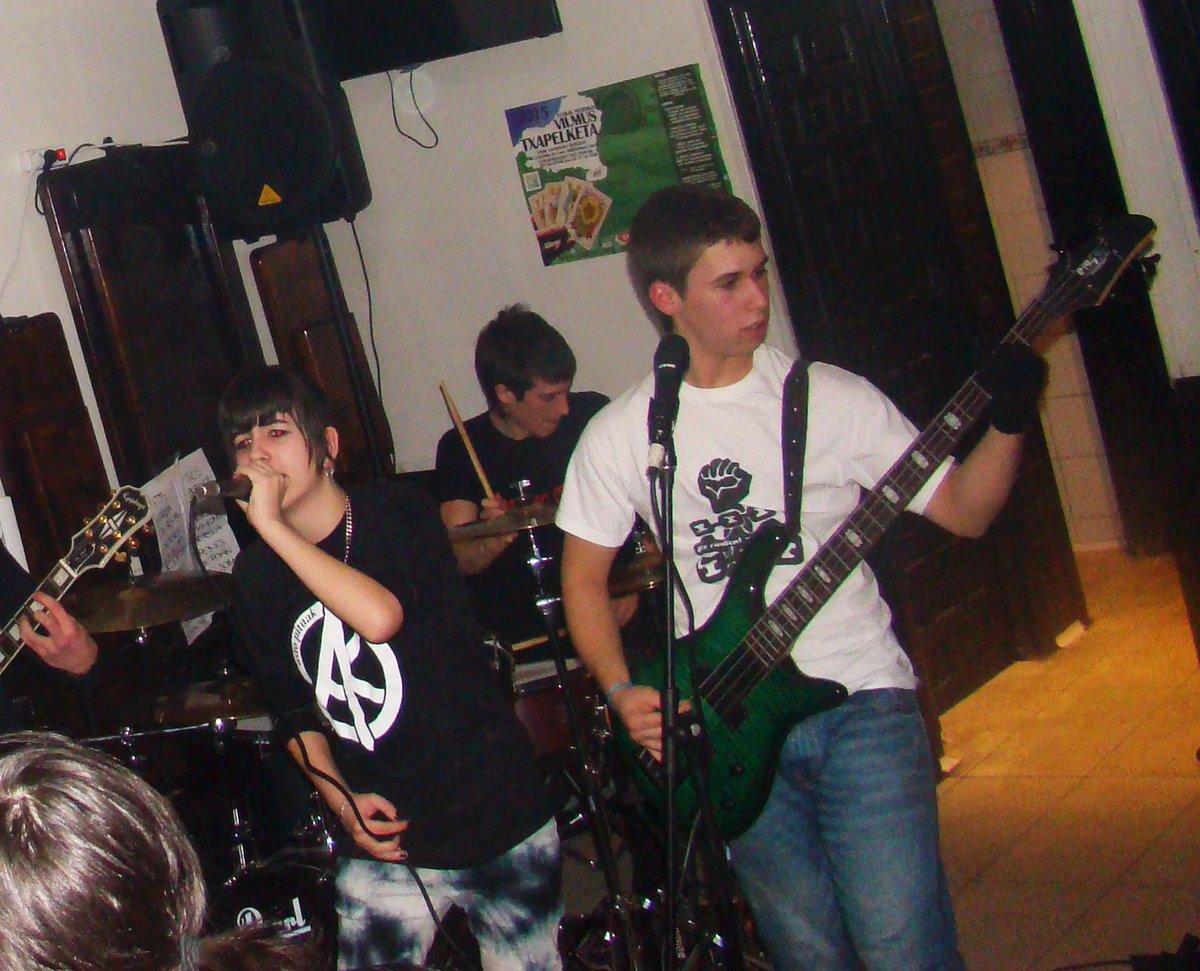 Nazkapunk's tweet photo. Fotos del concierto en el Su Berri!! http://t.co/px4xIAD9yi