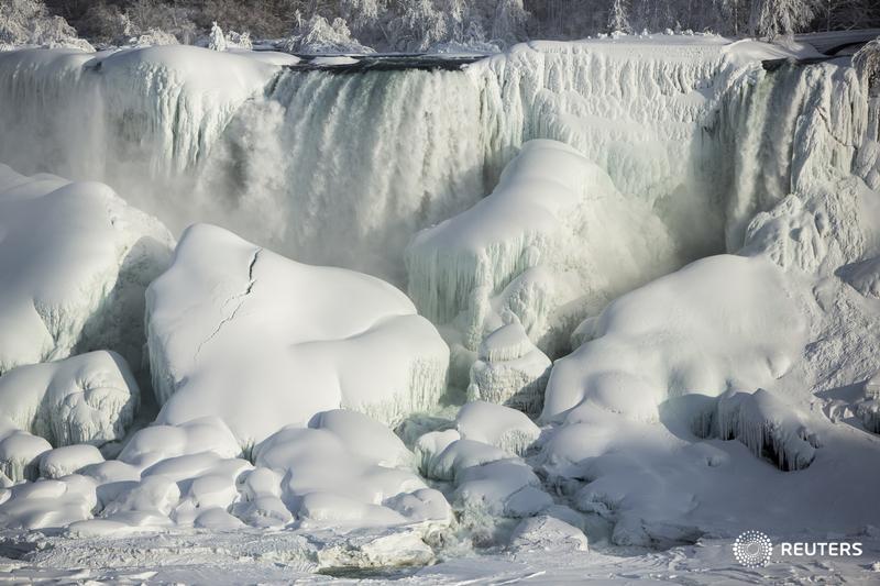 reuterspictures's tweet photo. The flowing waters of Niagara Falls turn to ice as the temperature drops http://t.co/1Ban7VlbGf http://t.co/fRslJjHvjG