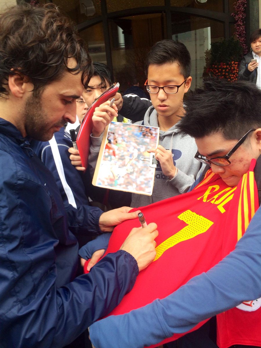 NYCosmos's tweet photo. Raúl signing autographs for fans after training in Hong Kong. http://t.co/MOQOAnAXRX