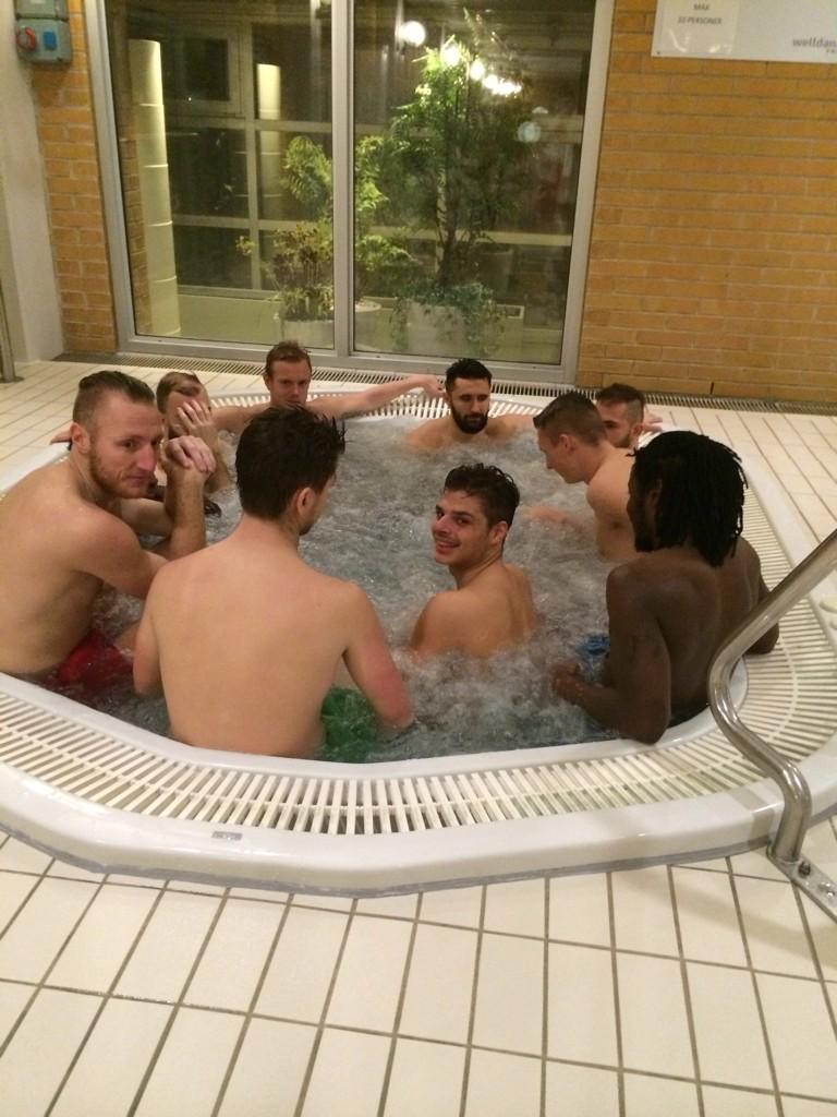 EParsson's tweet photo. Spelarna njuter i bubbelpoolen. Finns det hjärtrum finns det stjärtrum! #proffslivet http://t.co/5G8GSs9joP