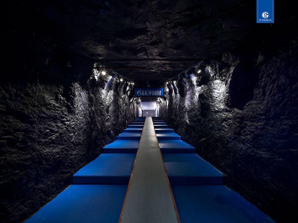 KalshiTen's tweet photo. El túnel de vestuarios del estadio del Schalke 04. Son apodados 'Los mineros': http://t.co/URjYnIfRZ2
