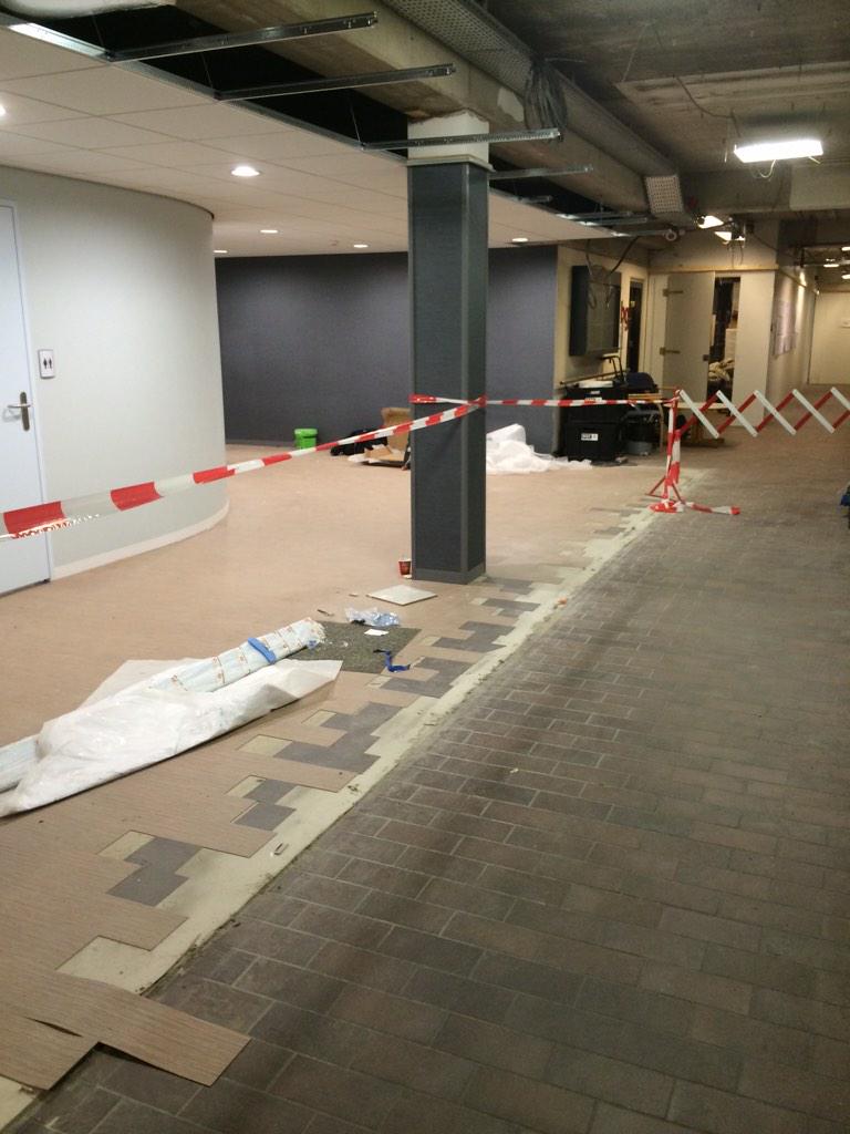vanderLoo2's tweet photo. Start 2e fase @ZG_Apeldoorn #randerode egaliseren #eurocol 990 aanbrengen pvcstroken @forboflooring #allura. http://t.co/I6aL8Eo6Uo