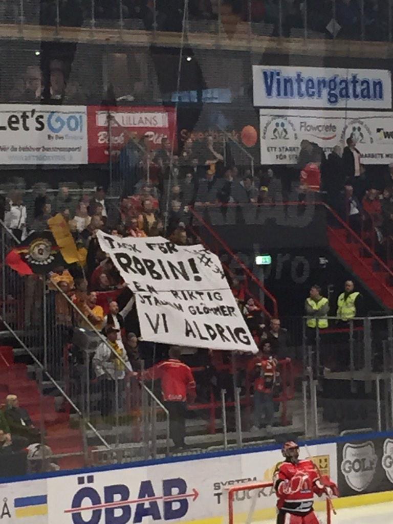 sjobergh's tweet photo. Luleåfansens hyllning till Robin Jonsson ikväll. http://t.co/cfBmiq6eaG