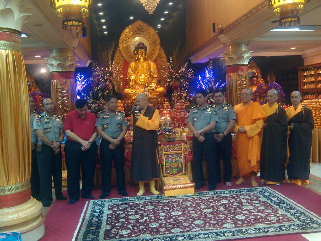 soepriadi23's tweet photo. Kunjungan Bpk Metro 1 ke wihara Ekayana dlm rangka malam imlek (KJ107) @ResJakbar @TMCPoldaMetro http://t.co/05aLTWwtE1