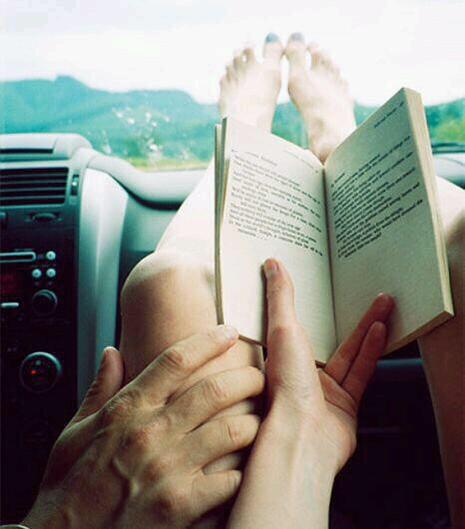 Стол «книга». Листает книгу. Чтение г. Много книг. Читаю 50 страниц.