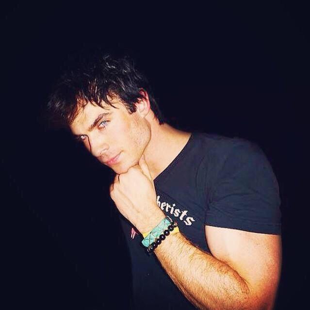 "<a href="/ReactionTVD/">The Vampire Diaries</a>: Damon's arms appreciation tweet " <a href="/estelibusto/">Esteli Busto</a>