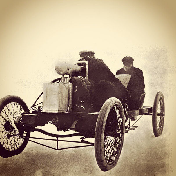 AutoYaklin's tweet photo. The Ford Arrow broke the land speed record at 91.37 mph in 1904. #TBT http://t.co/decE1t84w0