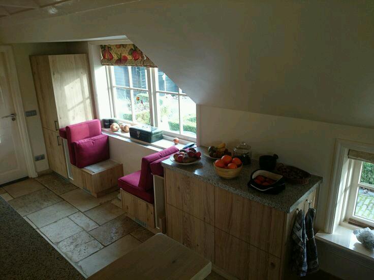 En nog een foto van die mooie eiken keuken. Leuk zitje voor twee ingebouwd. Komt nog een tafeltje bij
