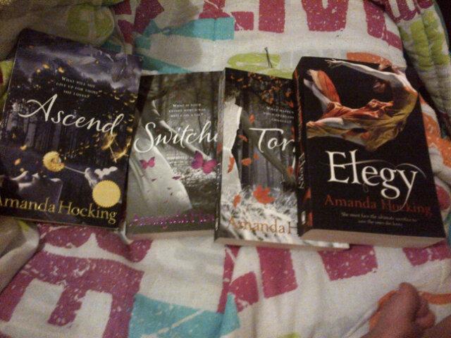davianne25's tweet photo. My boyfriend got 100 extra points when he got me this for valentine's day @amanda_hocking #elegy#trylletrilogy#inlove http://t.co/ToycavjIYq