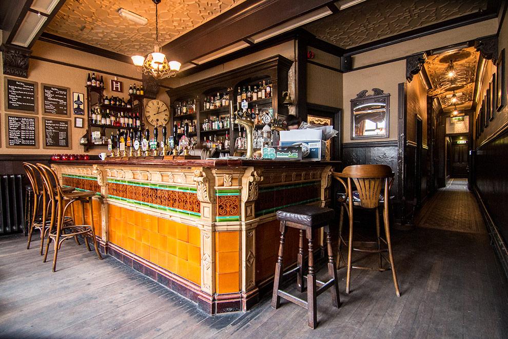 The interior of the <a href="/robbiesbrewery/">Robinsons Brewery</a> owned <a href="/TheCastleHotel/">The Castle Hotel</a>, in Manchester is feat. on Beer Lens:awv.me/1zoe9pO